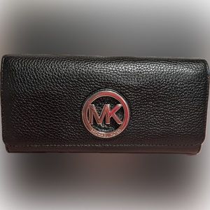 Like new Michael Kors Fulton wallet